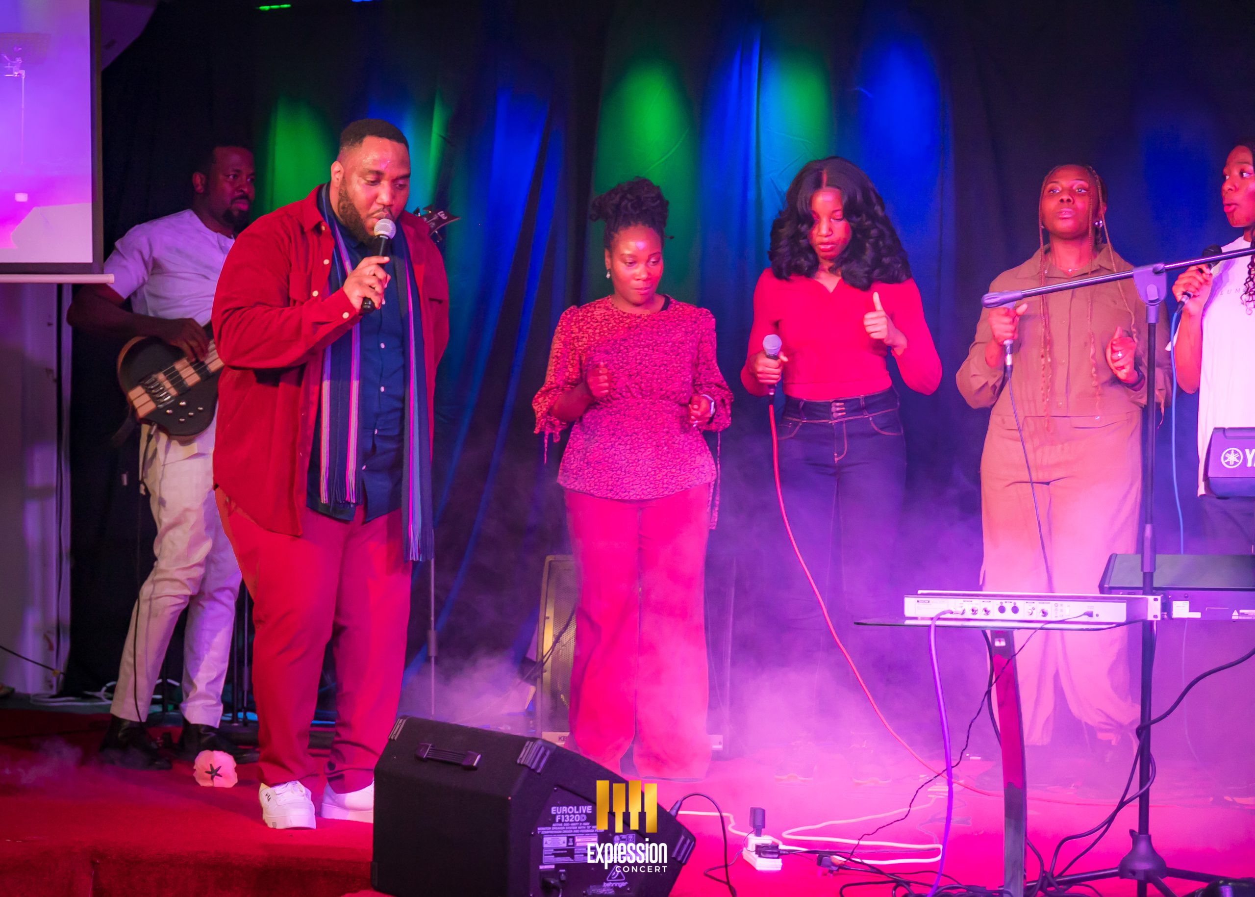 singers-at-music-concert